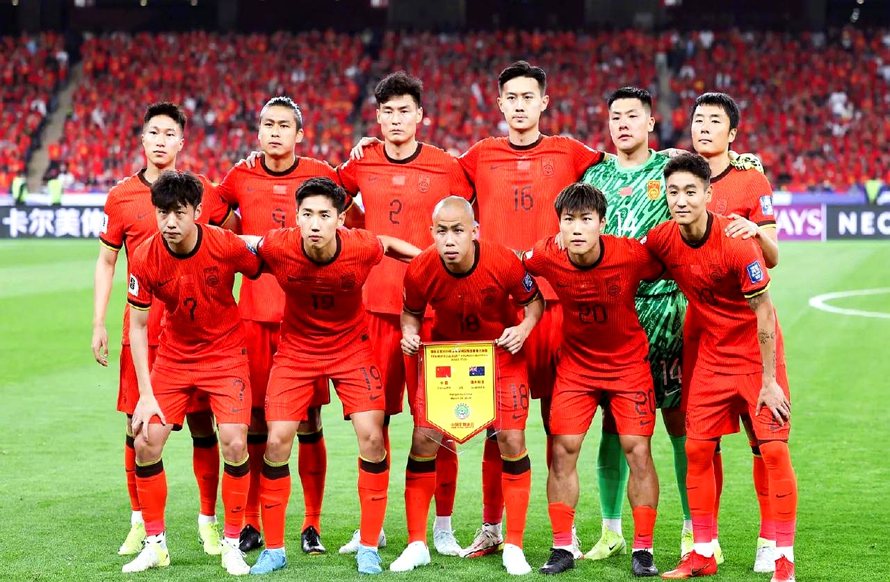 中国足球赛场上演激烈对决，拼尽全力