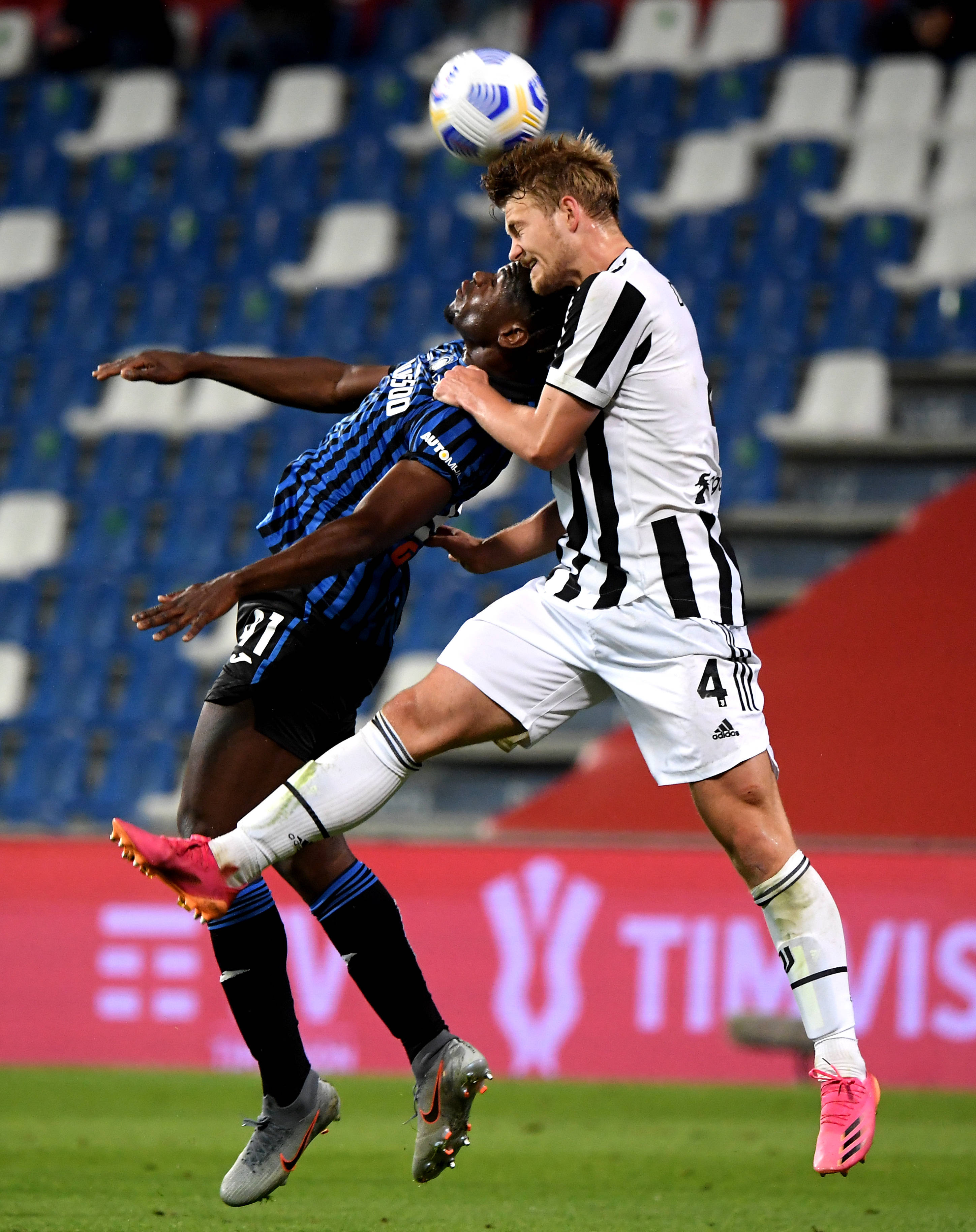 意大利完胜英格兰，德利赫特爆发神勇的简单介绍