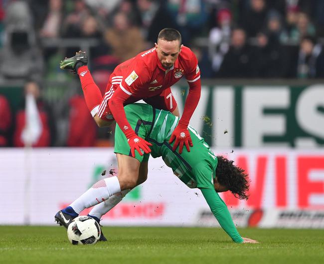 包含勒沃库森横扫塞维利亚，罗本送出助攻的词条