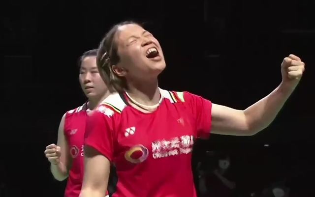 包含韩国队鏖战泰国队，黄鸭组合点燃赛场的词条