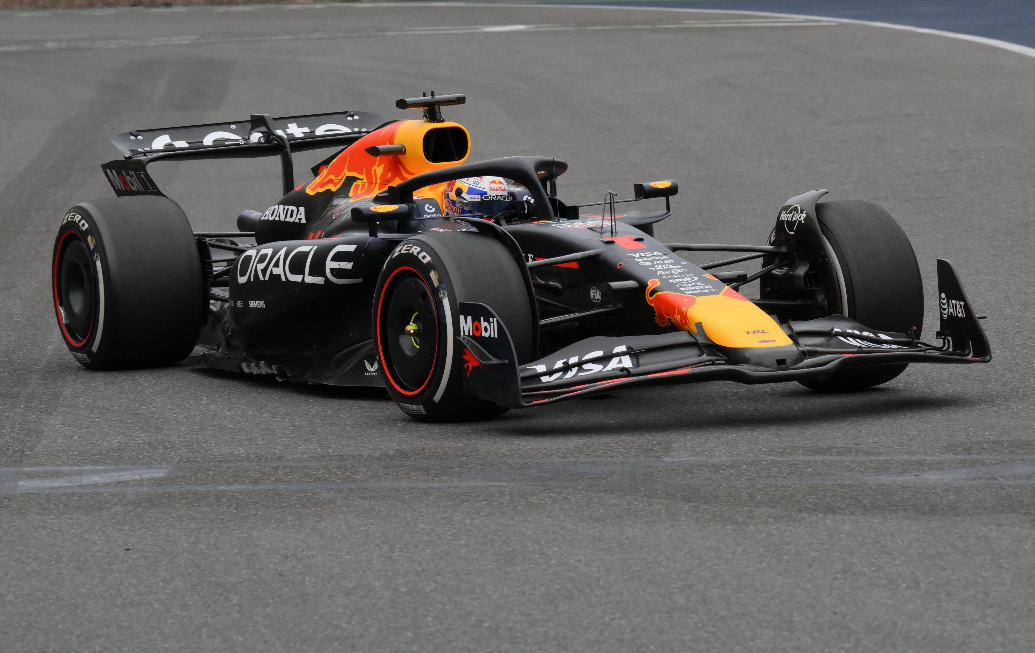 开云体育平台APP-迈凯伦险胜红牛车队，塞恩斯点燃赛场