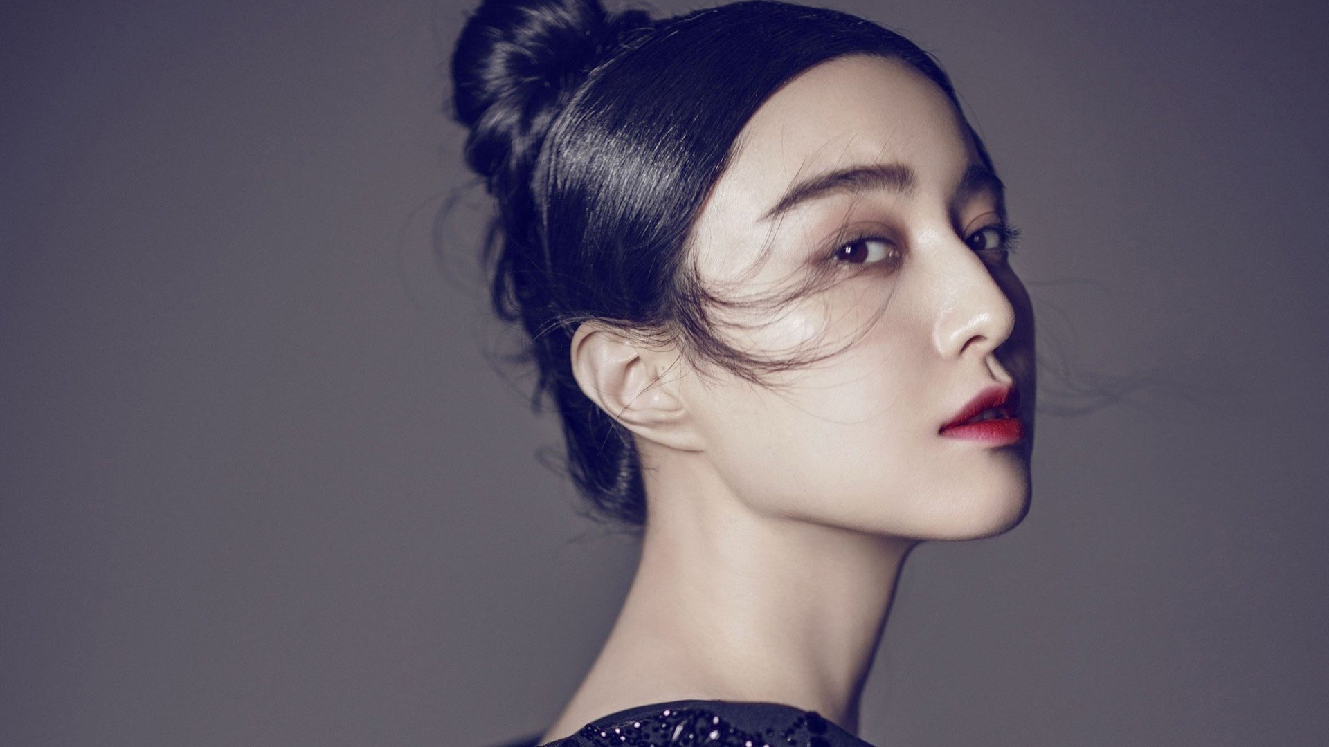 一己之力改写比赛,米切尔攻防两端的统治,让黄蜂在圣安东尼奥的逆袭成为可能